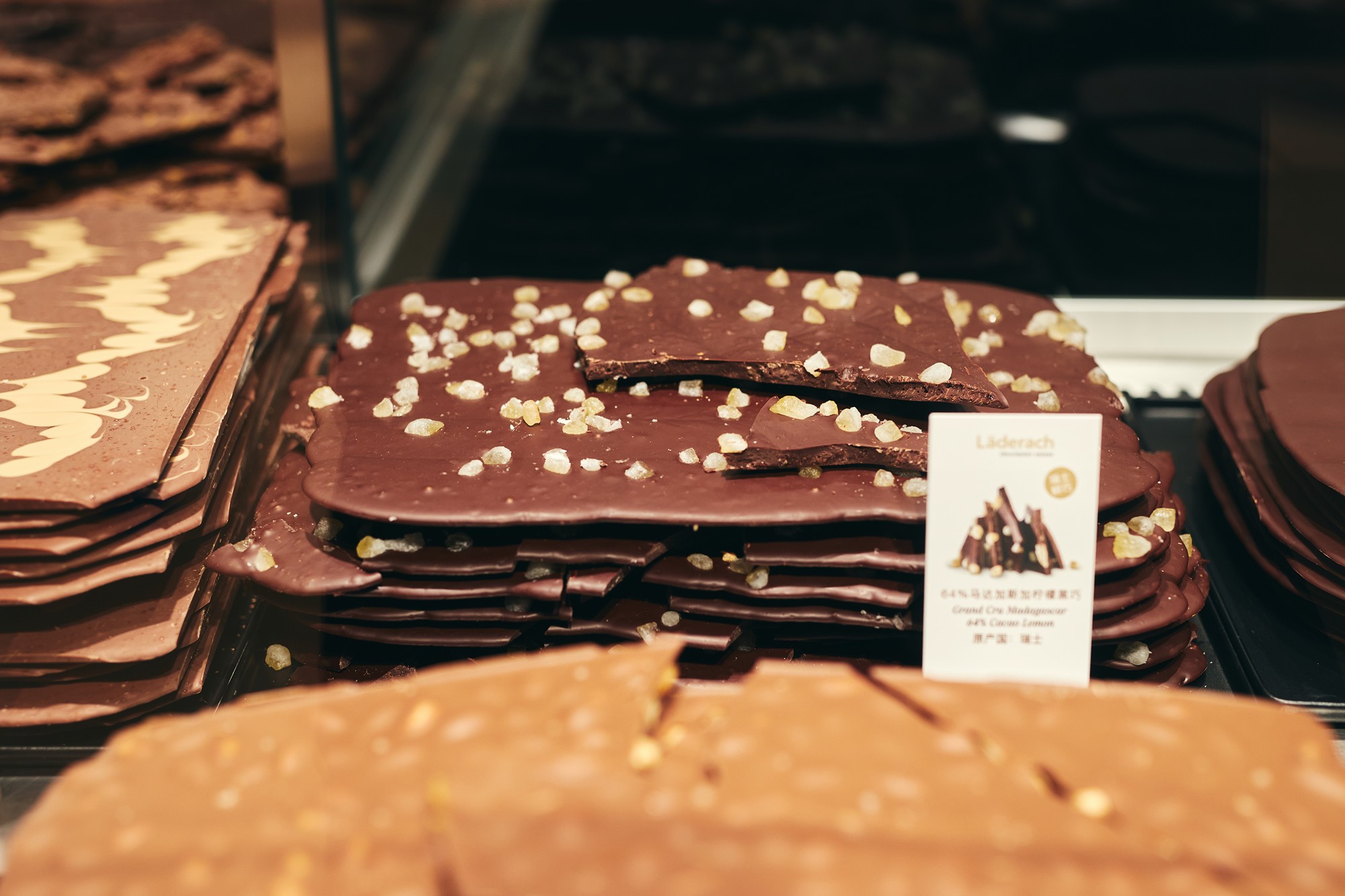 礼盒中的瑞士巧克力、瑞士巧克力店用黑巧克力和牛奶有机巧克力制成的各种豪华果仁糖、作为节日礼物的甜点食品和高级糖果品牌高清摄影大图-千库网