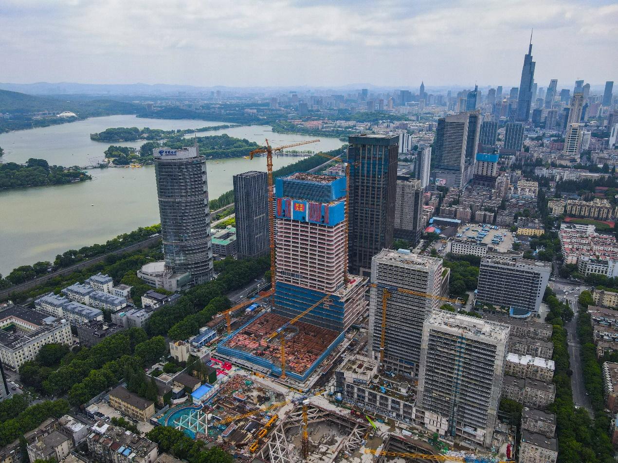 南京华贸中心写字楼结构封顶，主城再添新地标！