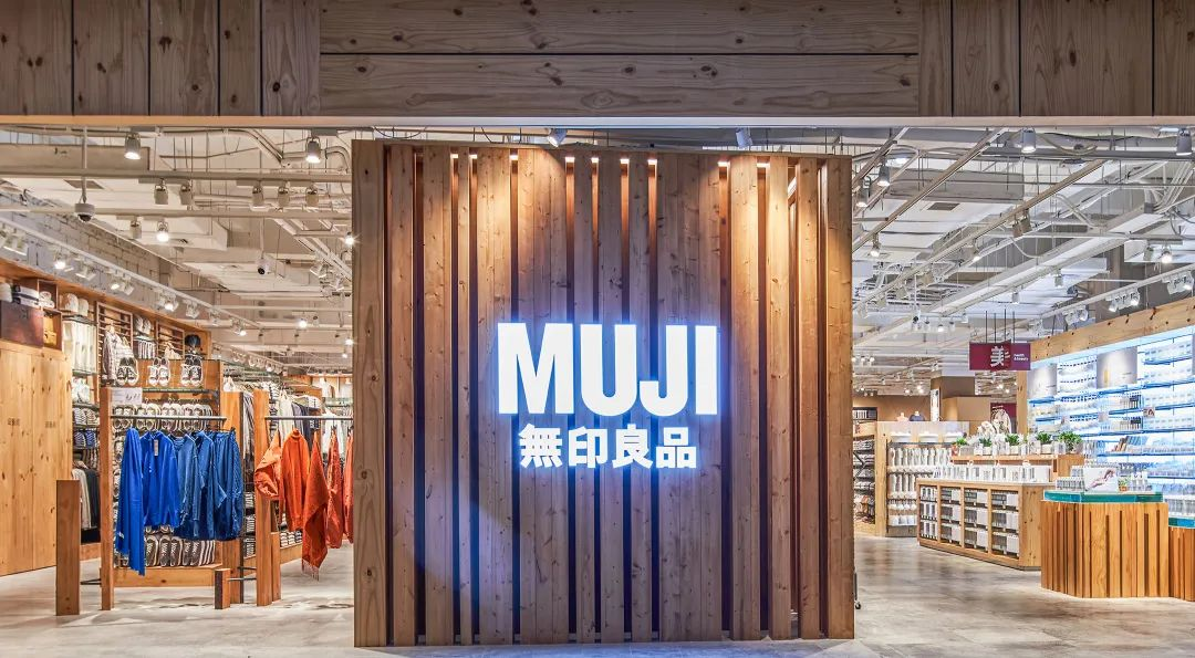 muji新田360国贸店沿袭的是一贯的质朴无华的店铺风格,以原木为主材料